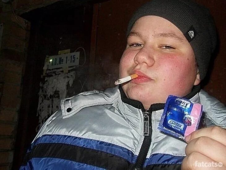 Школоло вк. Толстый школьник с сигаретой.