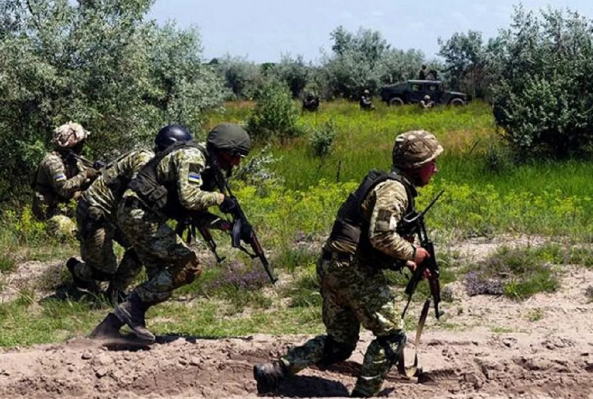 Нападение противника. Военный бой. Украинские военные.