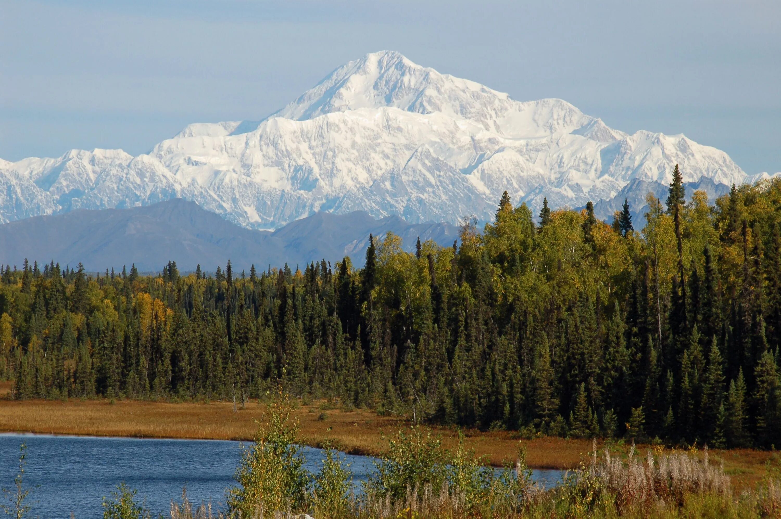 Самая большая гора в северной америке. Гора Денали (Мак-Кинли). Аляска гора Мак Кинли. Денали Аляска Северная Америка. Гора Денали Северная Америка.