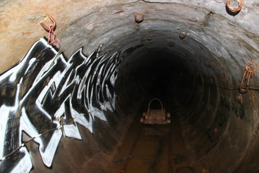 подземный тоннель. тоннель под уфой. том числе подземной. подземные сооружения. деревня под землей.