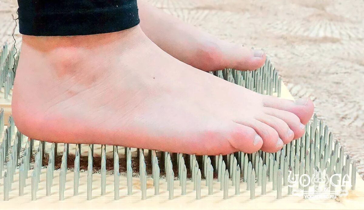 Гвоздотерапия садху. Стояние на доске садху. Кататься на двух колесах. Как называется который стоишь ногами. Стояние на гвоздях.