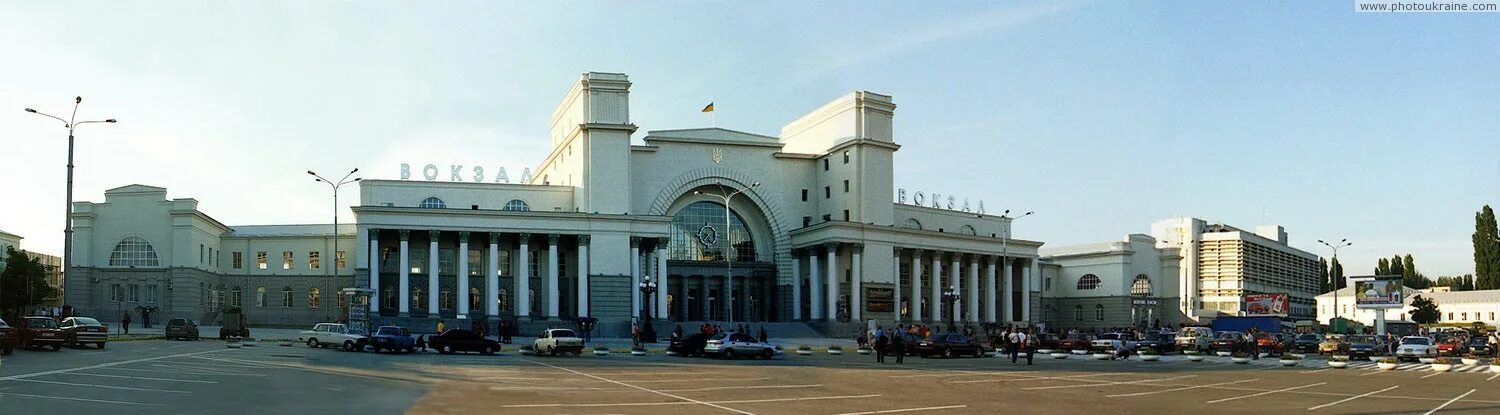 Вокзал днепропетровск. ЖД станция Днепропетровск. Вокзал Днепропетровска Душкин. Днепропетровск вокзал фото.