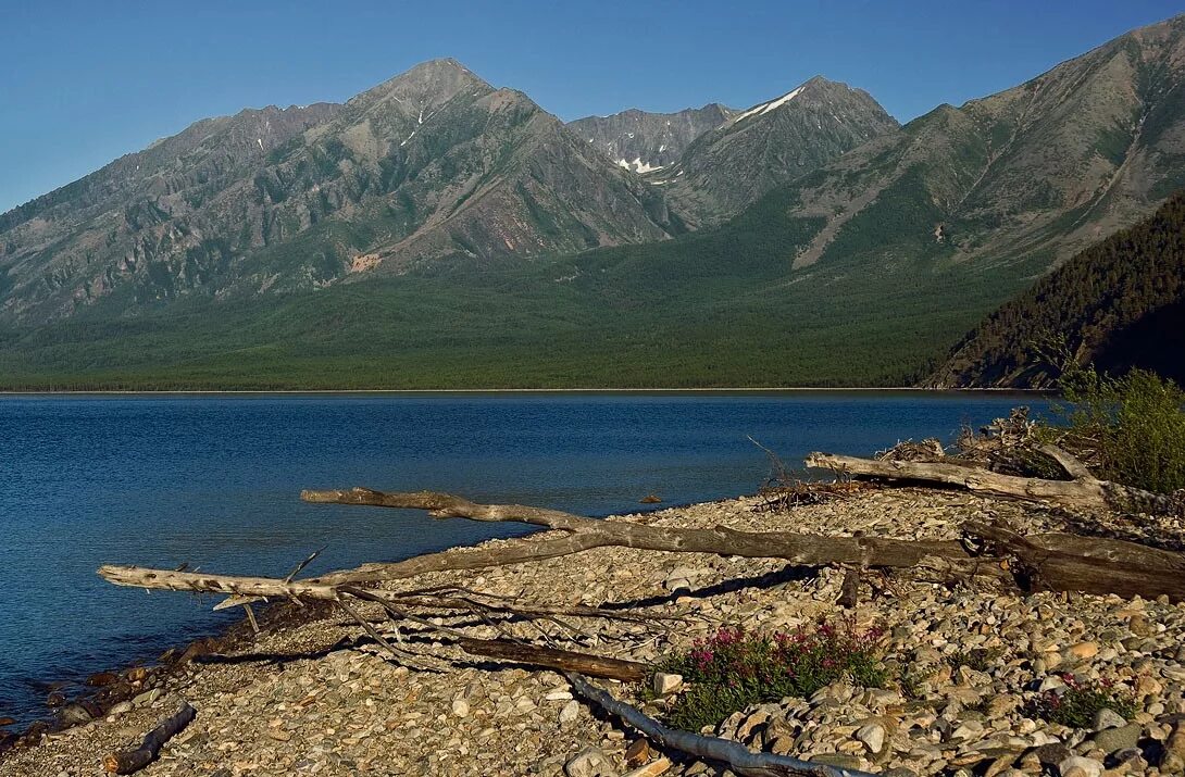 Озера байкал особенности рельефа. Байкальский горный хребет. Горы Байкальский хребет. Бурятия Байкальский хребет. Озеро Байкал Байкальский хребет.
