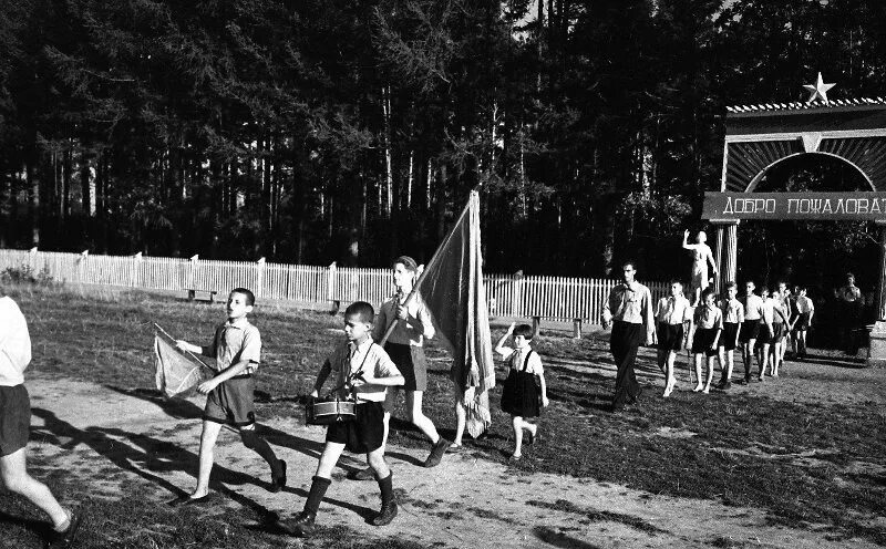 Пионерский лагерь советские времена. Пионер Пионерский лагерь СССР. Пионерлагерь Пионерский лагерь СССР. Пионерский спортивный лагерь СССР. Пионерский лагерь СССР 1930.