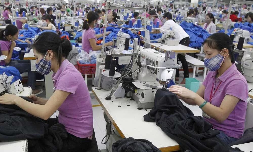 Швейная фабрика в Китае. Текстильная промышленность Китая. Швейная промышленность в Китае. Завод в Китае по пошиву одежды.