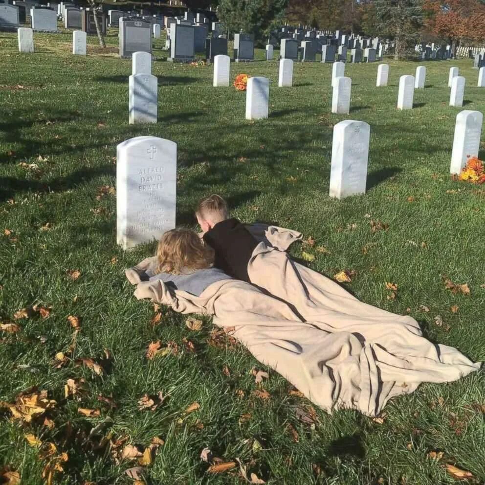Покойный обнимает. Человек возле могилы.