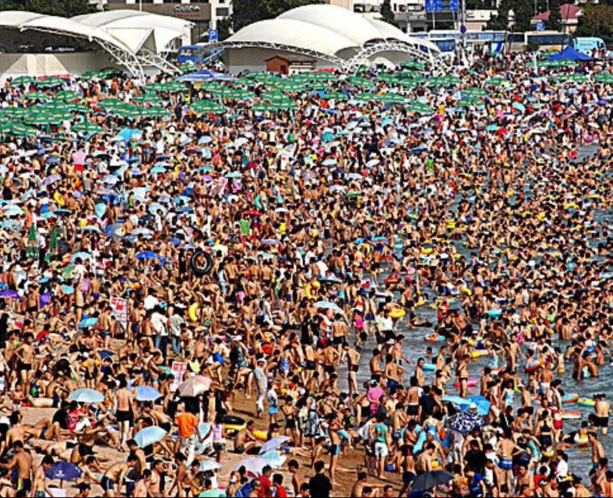 Где мало народу. Китайский пляж. Переполненные пляжи Китая. Много народу на пляже. Пляжи Китая много людей.
