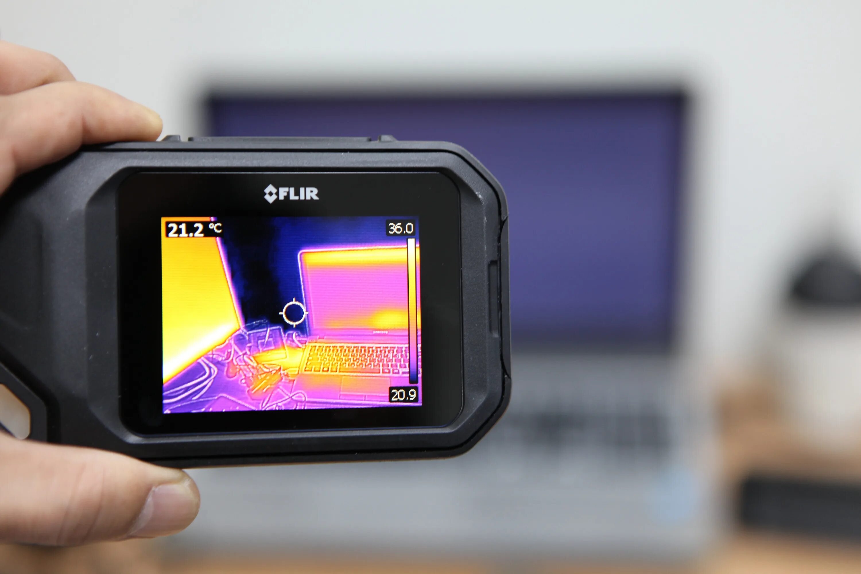 Тепловизоры екатеринбург. Тепловизор Thermal Imager. Тепловизор FLIR b60. Тепловизор FLIR t530. Камеры FLIR тепловизионная.