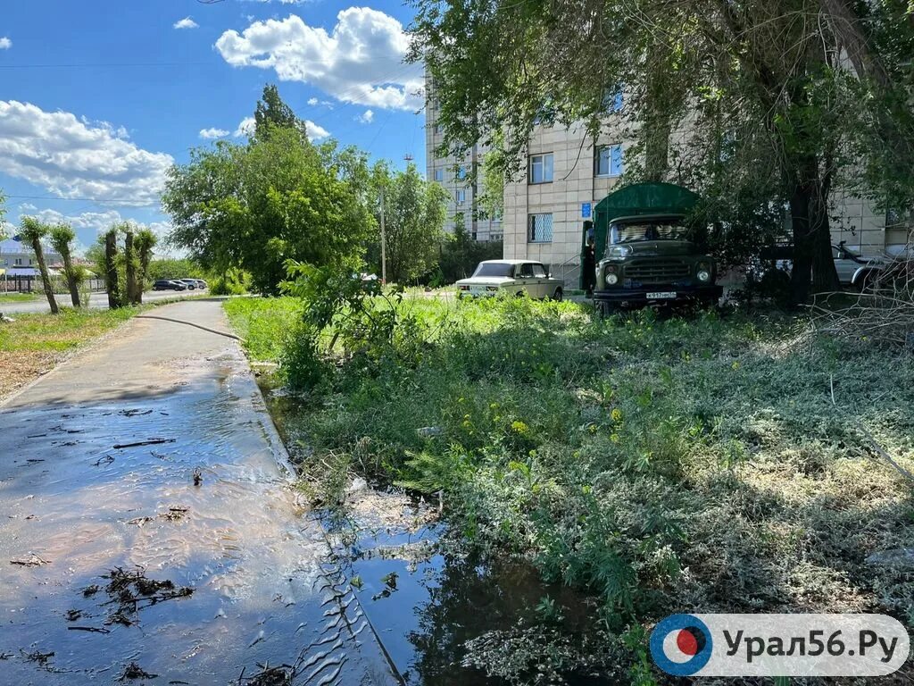 Орск прорвало платину. Ул водная Орск. Утечка воды. Авария на водопроводе.