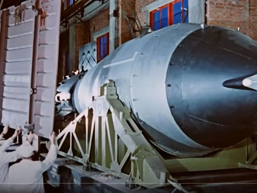 Самая мощная бомба в россии. Царь бомба 1961. РДС 220 царь бомба. Ан602 царь-бомба. Царь бомба 1000 мегатонн.