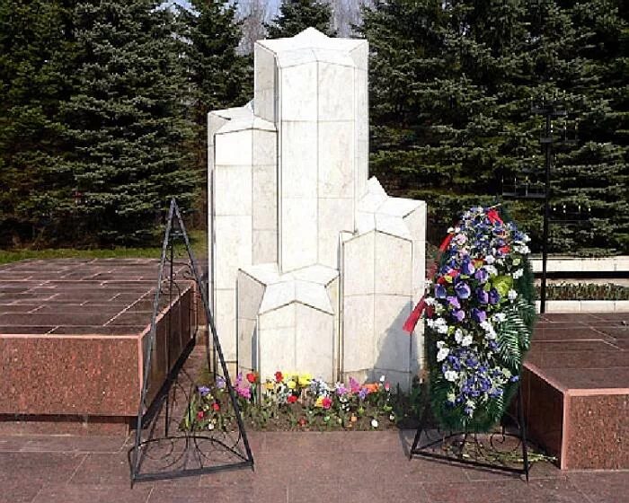 Памятник разумовскому в зеленограде. Памятники в зеленограде. Дк зеленоград памятник. Памятник 14 микрорайон зеленоград. Памятники в зеленограде.