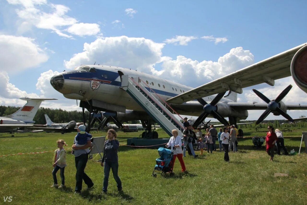 Входная дверь армада. Двери монино. Выставка самолетов в монино. Входные двери армада дверь входная армада роял вуд. Монино музей авиации день открытых.