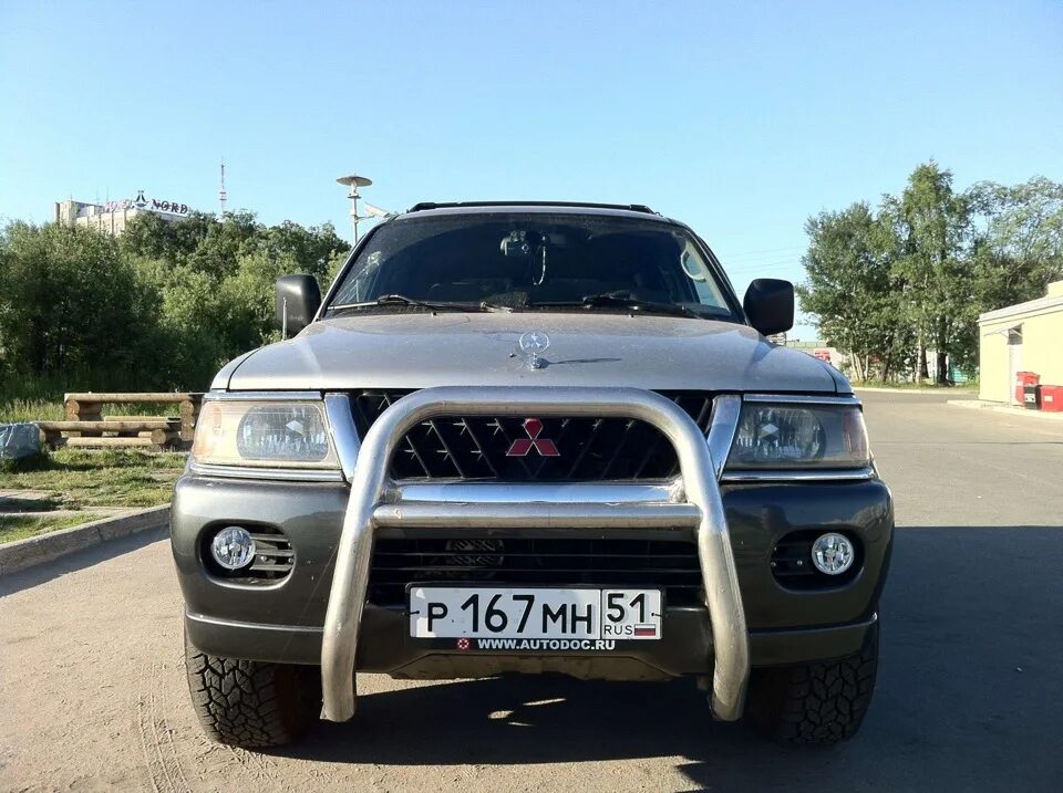 Можно ставить кенгурятник. Митсубиси Паджеро 3 с кенгурятником. Mitsubishi Pajero 2 кенгурятник. Montero 3 кенгурятник. Mitsubishi Pajero Sport кенгурятник.