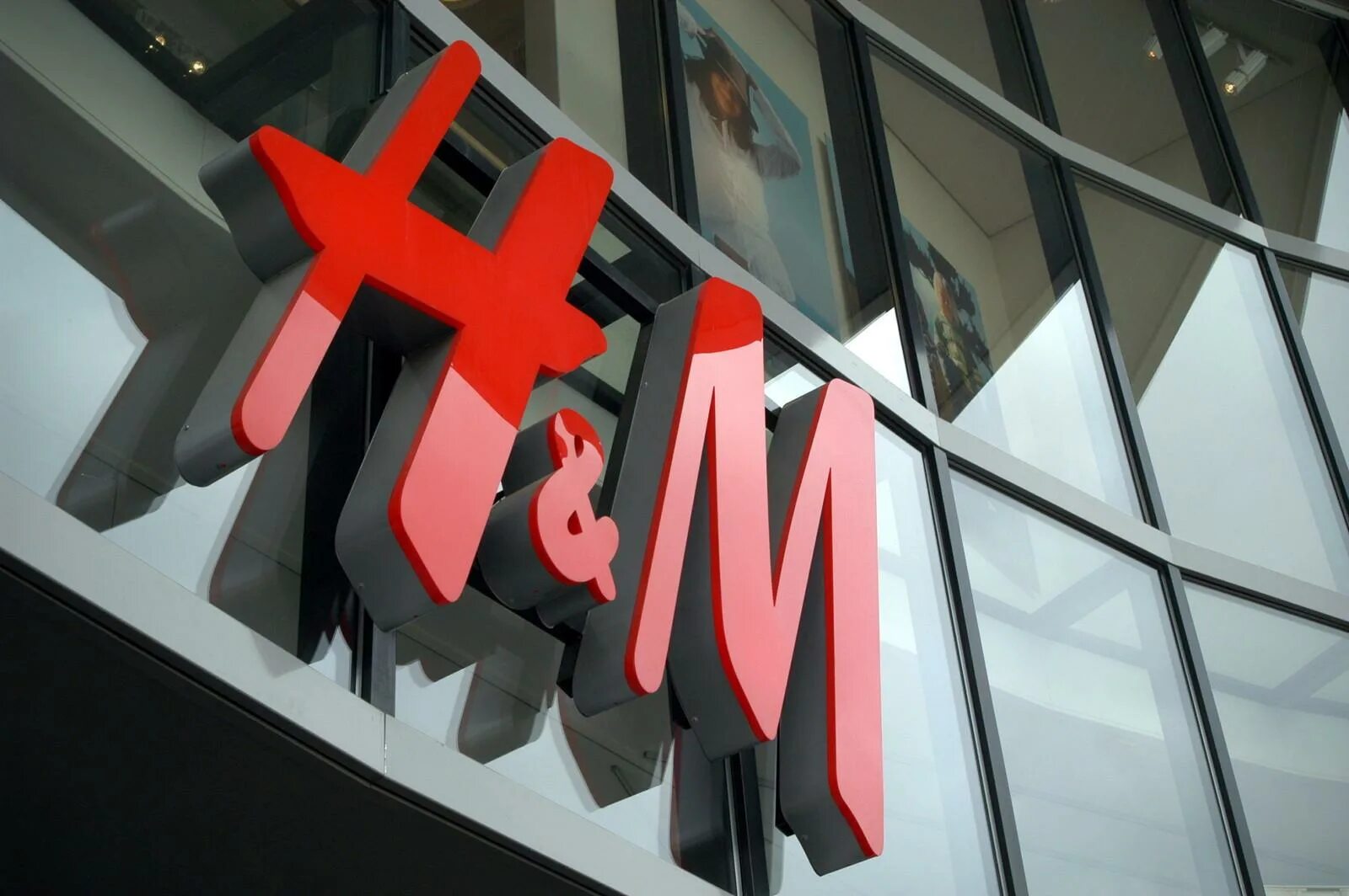 Первая группа магазинов. Бренд h m. Логотип магазина одежды h&m. Вывеска магазина h&m. H M вывеска.