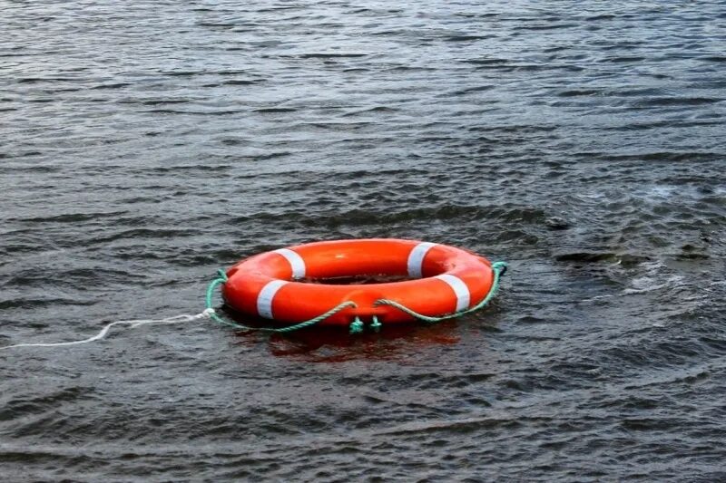 Спасательный круг на воде. Спасатели на воде. Человек в спасательном круге. МЧС на воде. Новые утонувшие