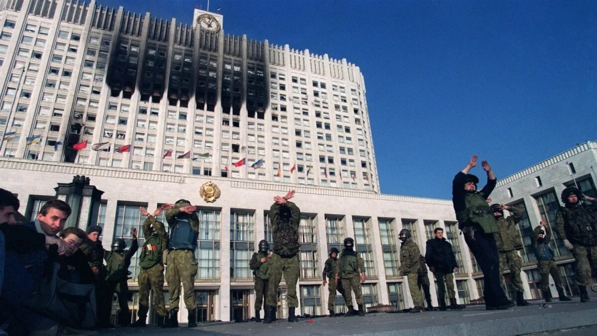 1993 белый дом расстрел. Танки белый дом 1993. Обстрел белого дома в москве 1993. Белый дом в москве 1993 горит. Кто стрелял в белый дом.