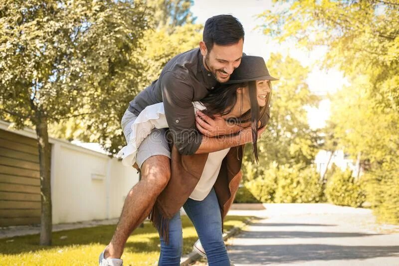 They carry he carries. Выебал подругу в парке. Clingy girlfriend. Соблазнил подругу в парке. Piggyback carrying.