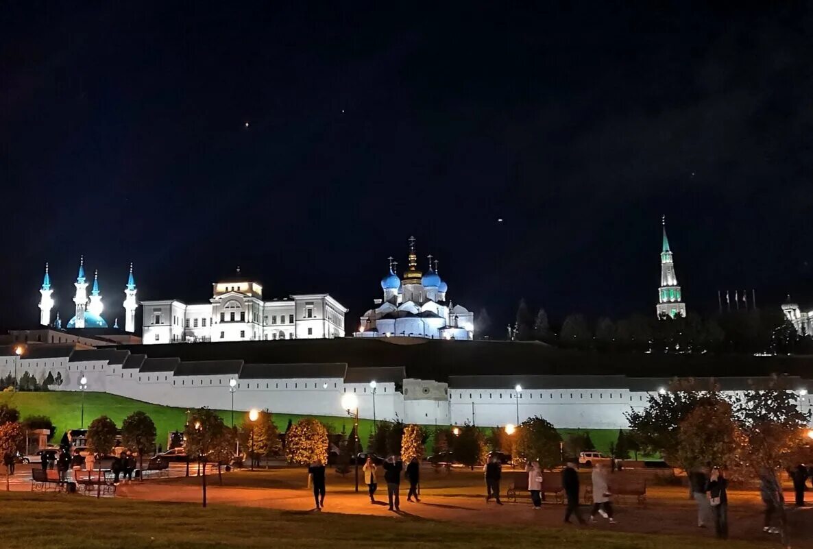 Казань вечером. Казанский Кремль Казань ночью. Казань Кремль 2022. Ночная Казань 2022. Казань 1997 Кремль.