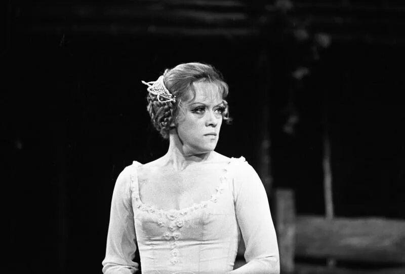 алиса фрейндлих и олег басилашвили. алиса фрейндлих. спектакль аронова, фрейндлих. алиса фрейндлих роли в театре. алиса фрейндлих 2020.