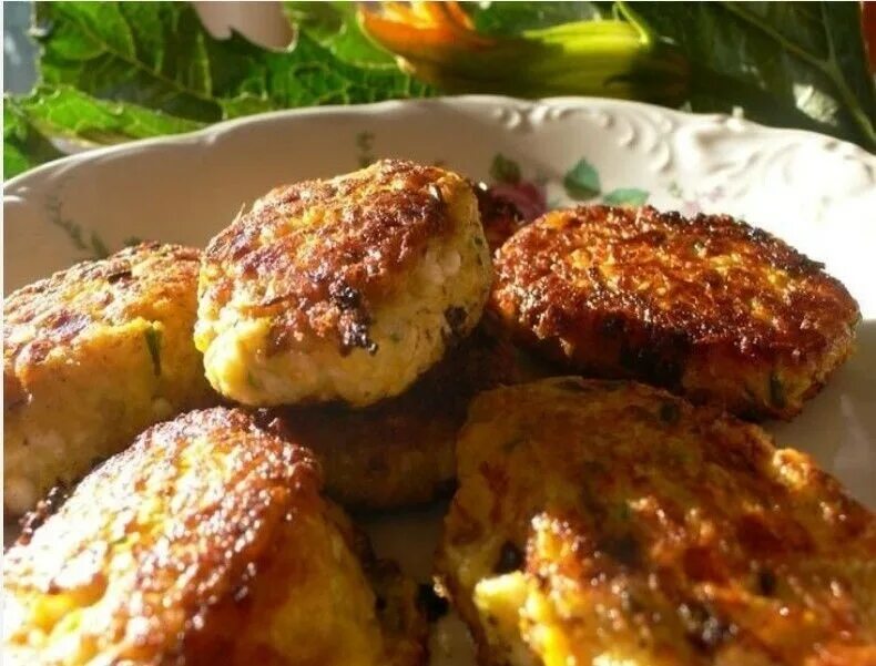 Рецепт котлет с картошкой и фаршем. Котлеты из цукини. котлеты из фарша с кабачком. котлеты с картофелем и фаршем. котлета картофельно-кабачковая.