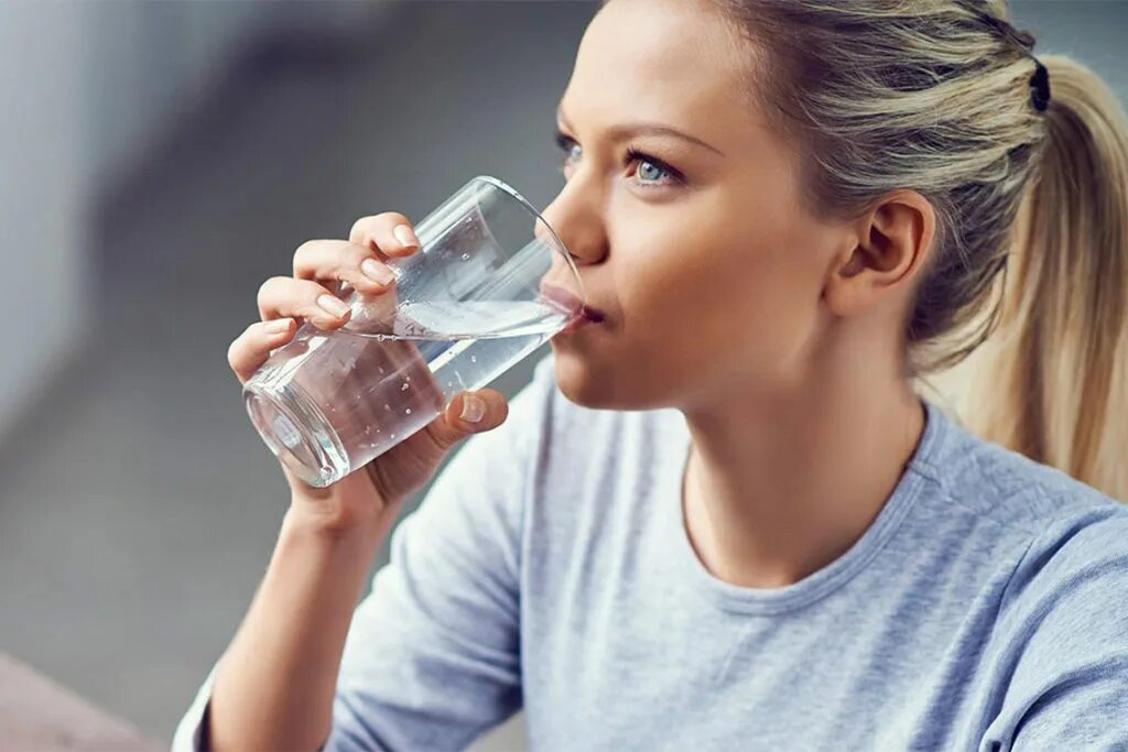 Пью воду и тошнит. Девушка со стаканом воды. Девушка пьет воду. Пить чистую воду. Пейте воду.