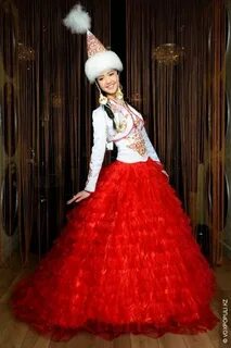 Көшедегі юбка астындағы қыздардың суреттері