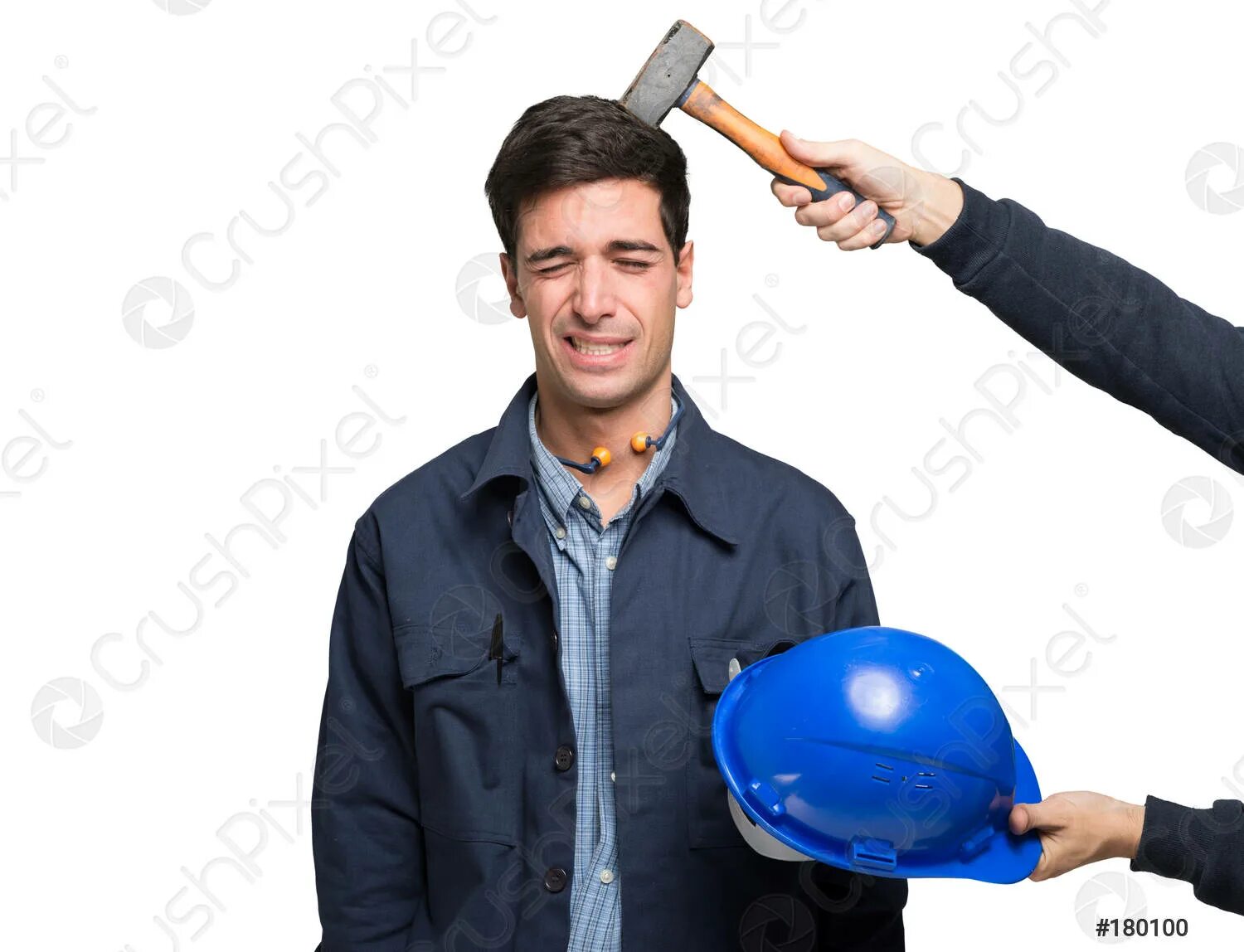 Бьют по каске