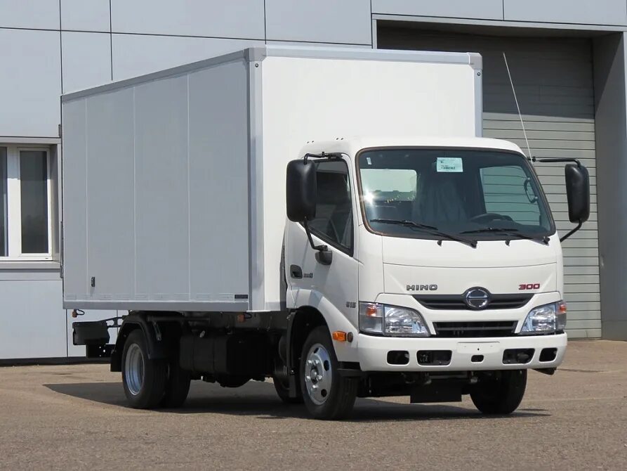 Фургон категории б. Hino 300 изотермический фургон. Хино грузовик 3 тонны. Хино грузовик 5 тонн. Промтоварный грузовик Хино 500.