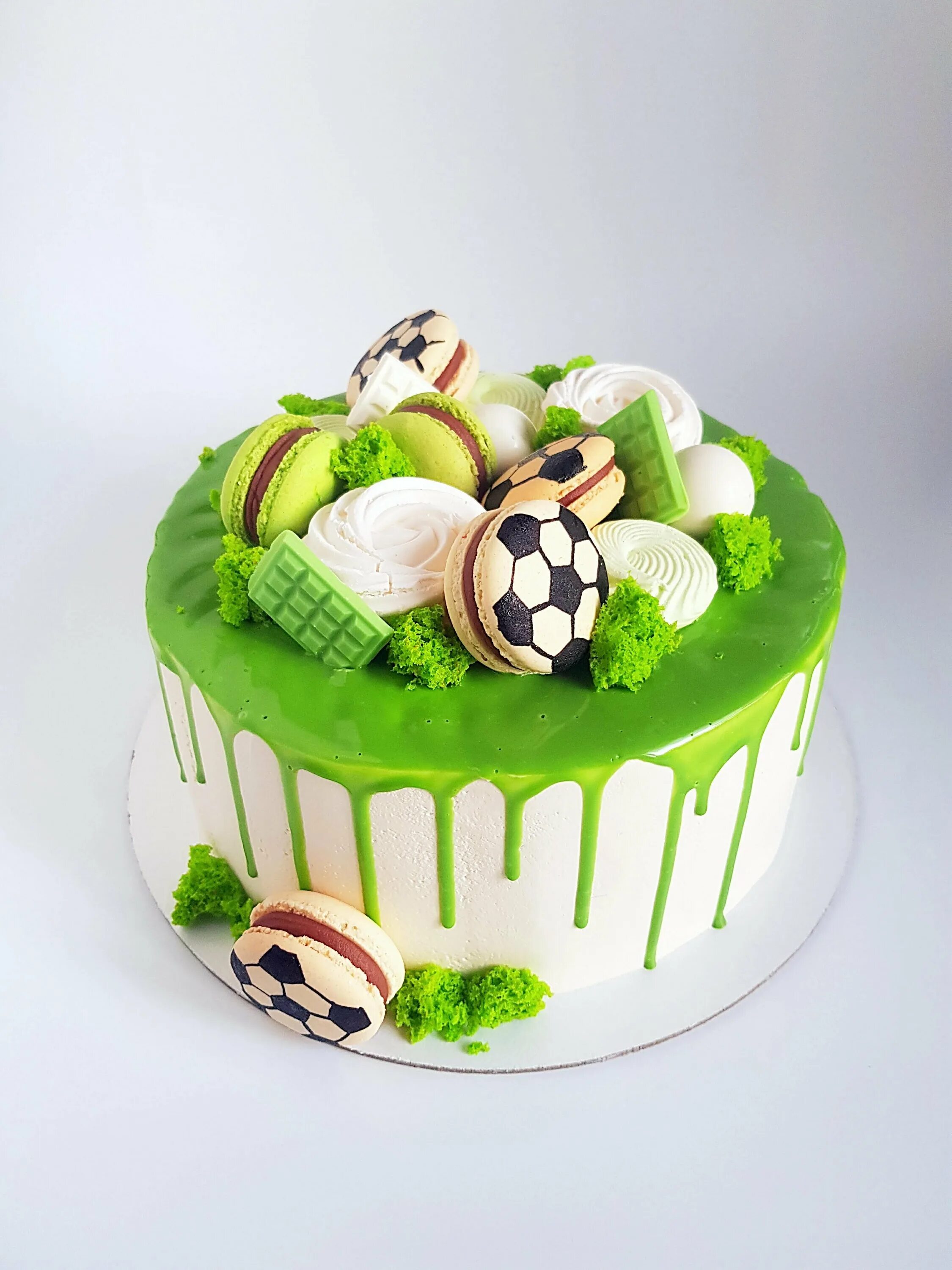 Торт для мальчика 7. Зеленый торт для мальчика. Детский торт без мастики. Современный торт для мальчика. Детские торты без мастики.