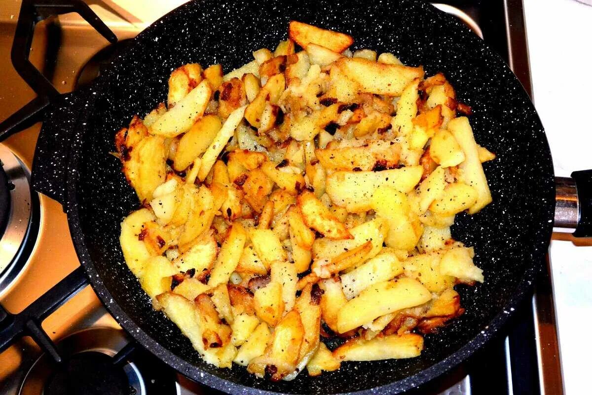 Жареная картошка. Картошка на сковородке. Картофель жареный на сковороде. Хрустящая жареная картошка. Жареная картошка была щедро посыпана пряными