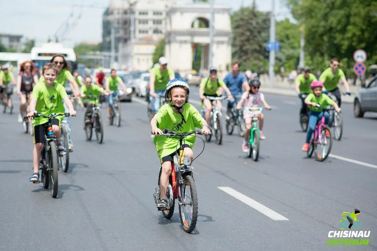 Велозаезд. Велозаезд вид сверху. Зимний велозаезд на природе. Chisinau Criterium 2019.