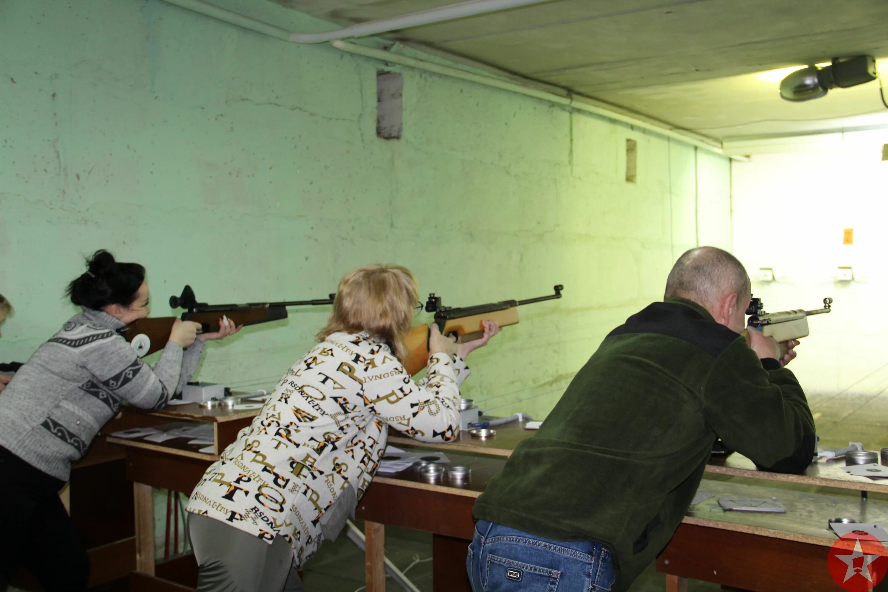 учитель с пистолетом в школе. стрельба по заданиям. учителя стрельбы. учительница с пистолетом. пулевая стрельба.