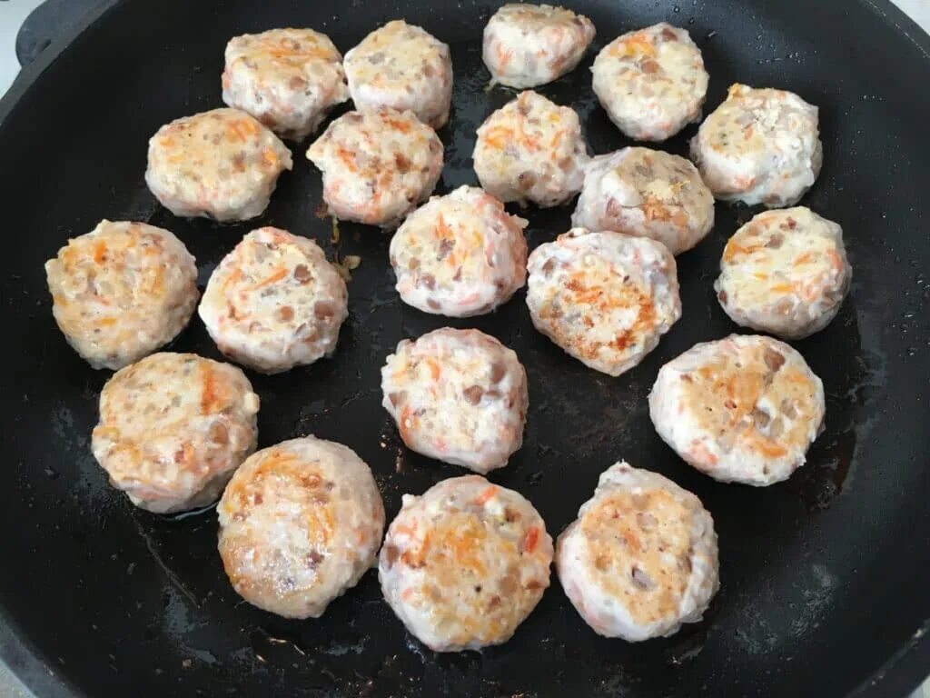 Гречка с мясными шариками. Фрикадельки с соусом с гречкой. Фрикадельки с гречей. Тефтели в томатном соусе с гречкой. Гречка с тефтелями.