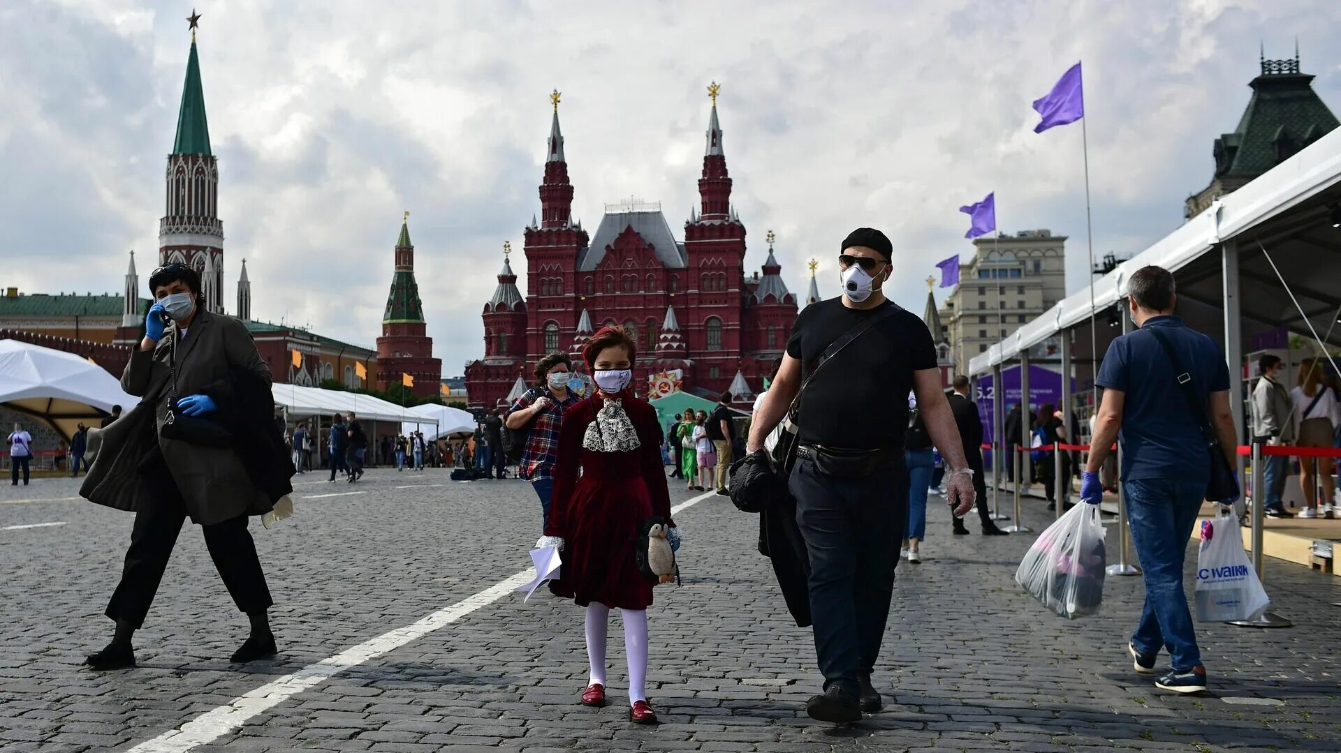Можно ли попасть на красную площадь сегодня. Красная площадь 2025. рынок на красной площади. мальчик на красной площади.