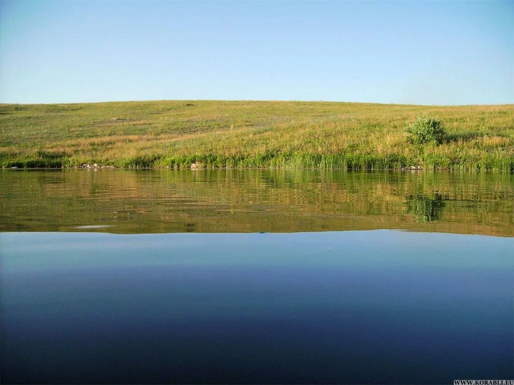 Водоемы в степи. Озеро в степи. Пруд в степи. Маленький пруд в степи. Озера даужской степи.