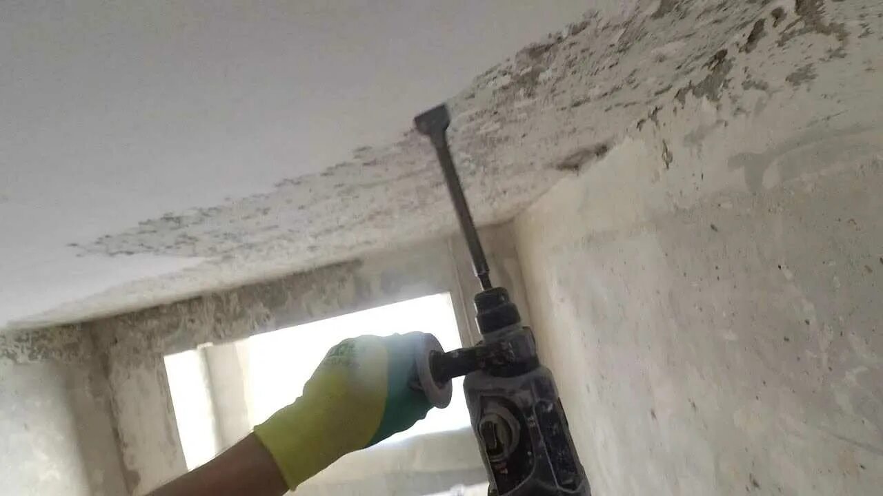 Как снять старую штукатурку со стен