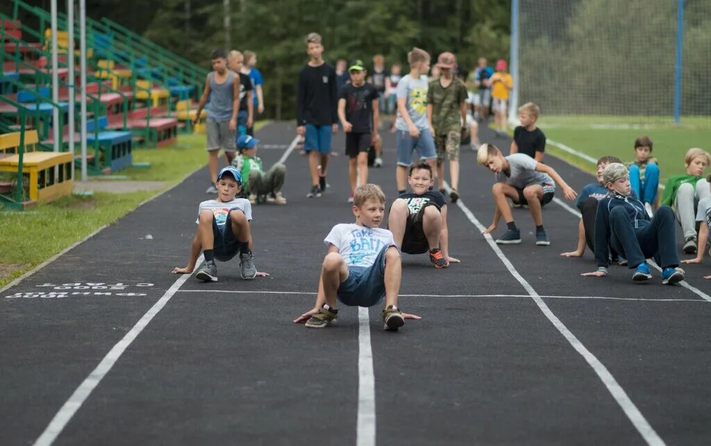 Дол спортивный. Летний спортивный лагерь. Спортивный лагерь для детей. Детский спортивный лагерь. Спорт в лагере.