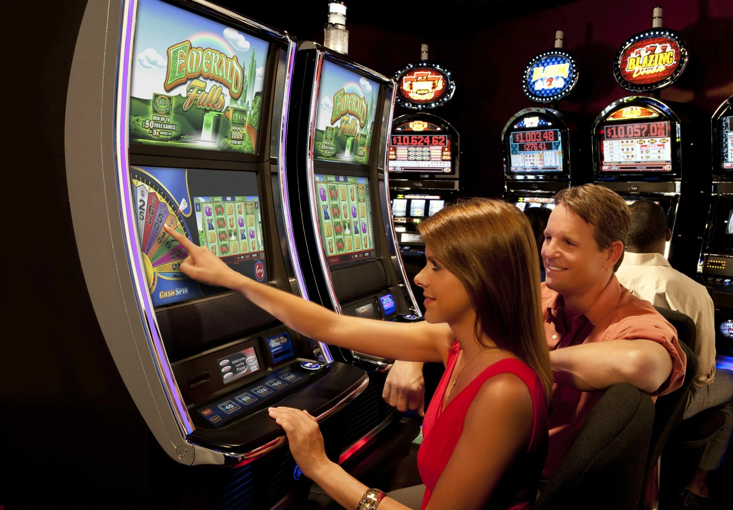 Развлечения дам. Игровой автомат казино. Зал игровых автоматов. Реальные игровые автоматы. Игровые автоматы девушки.