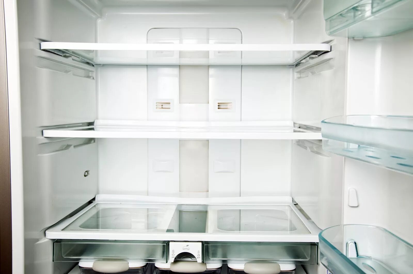 Пустой холодильник. Холодильник внутри. Открытый холодильник. Открытый холодильник с полками.