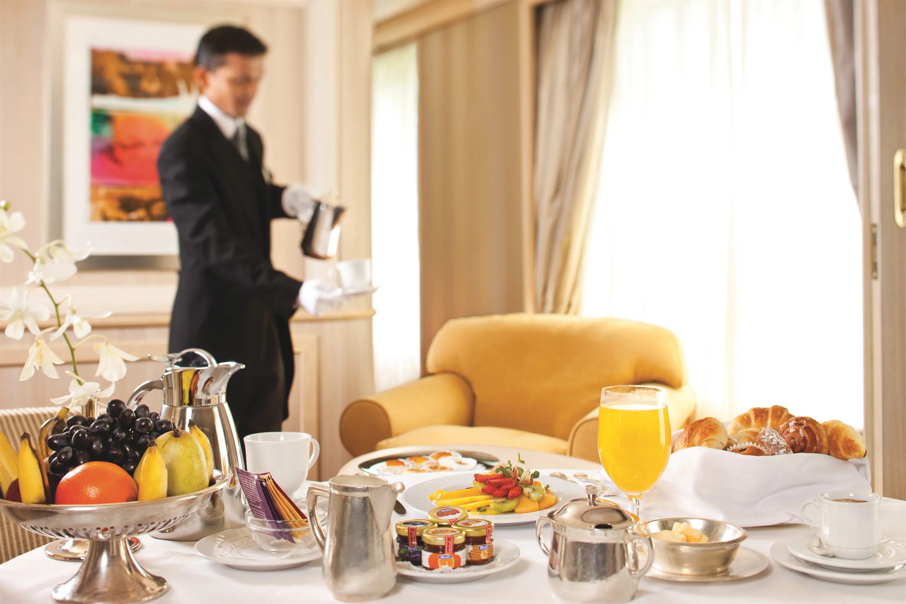 Рум сервис в гостинице. Завтрак в отеле рум сервис. Завтрак в гостинице. Завтрак в номере отеля.