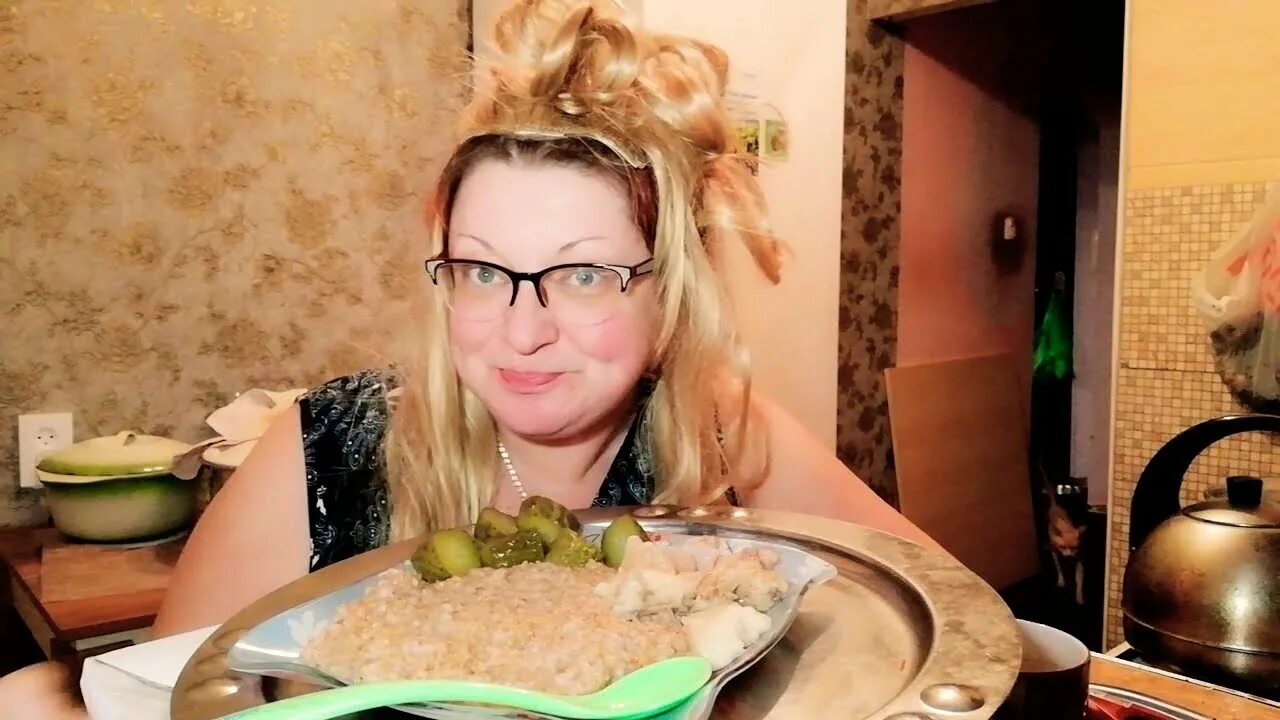 Наташа мукбанг. Мама наташа мукбанг последние видео. Дочка мамы наташи мукбанк. Дочка мамы наташи мукбанг. Пародия на маму.