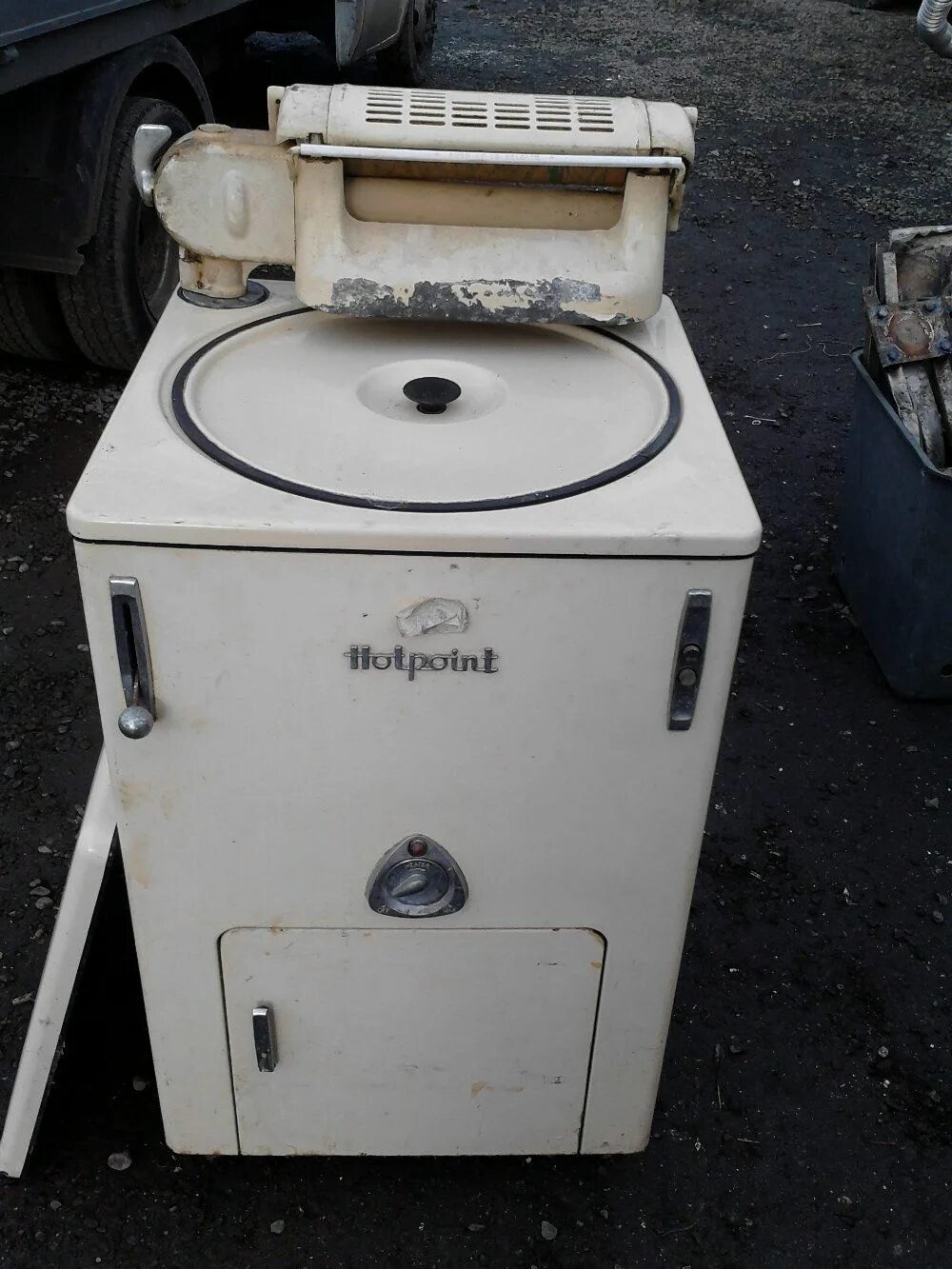 Вятка первая стиральная машина. Советская стиральная машина Вятка автомат. Стиральная машина BENDIX 1947. Стиральная машина "ЭАЯ-2"(1955).