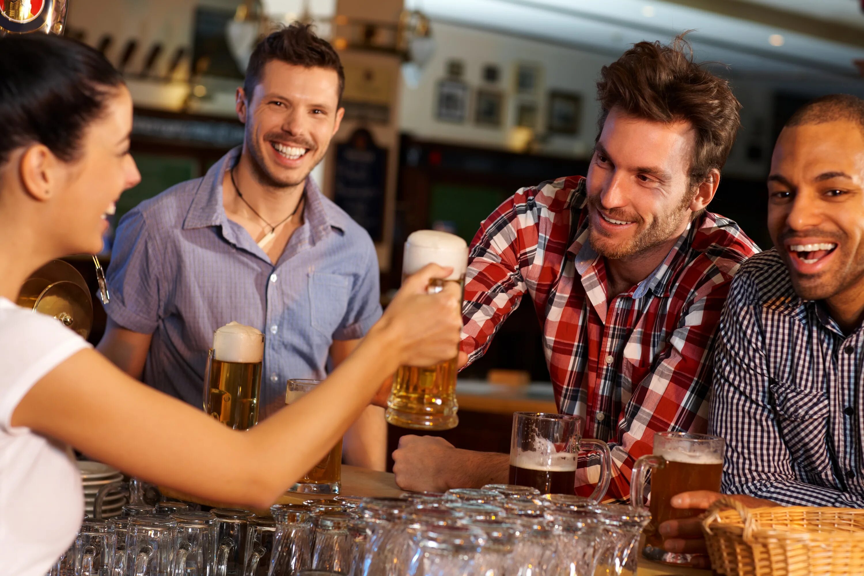 Женщина и четверо мужчин. Друзья в баре. Люди в баре. Компания друзей в баре. Мужики в баре с пивом.