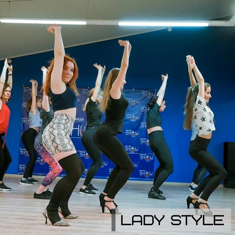 Позы для групповой фотосессии. Дэнс лайф казань. Леди стайл танец. Групповая фотосессия в боди. Танцы леди дэнс.