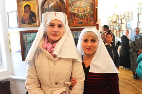Сестры милосердия фото. Георгиевское сестричество. Православная гимназия вятский посад. Георгиевское сестричество. Эмблема сестричество милосердия.