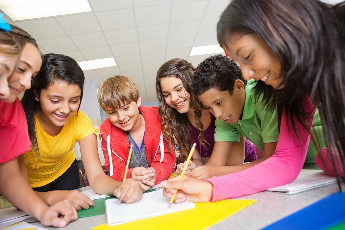 Secondary school pupils. Подростки на занятиях. Групповая работа в школе. Подростки в школе. Группа учеников.