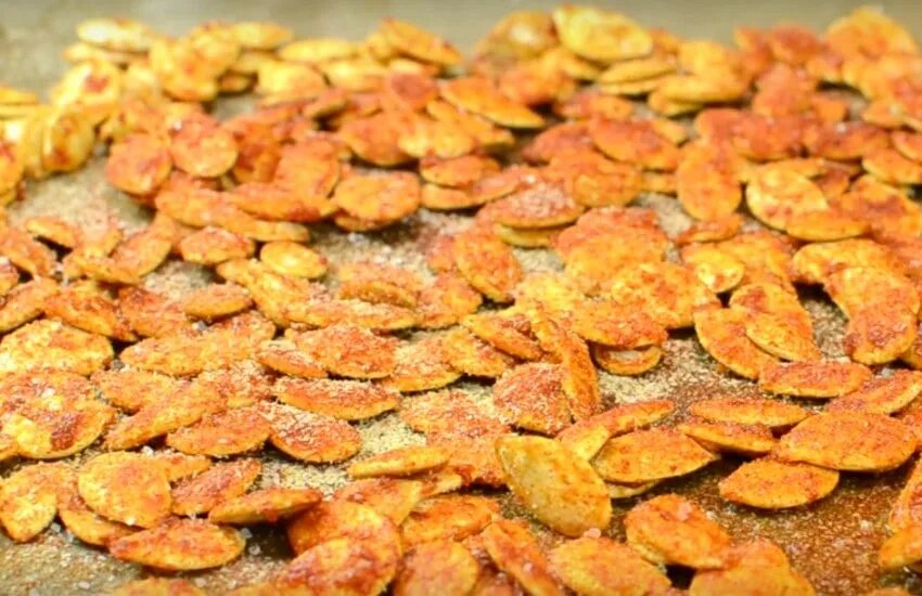 Жареные тыквенные семечки. Семечки тыквы в духовке. Жареные и не жареные тыквенные семечки. Жарят тыквенные семечки. Семечки тыквы в духовке.
