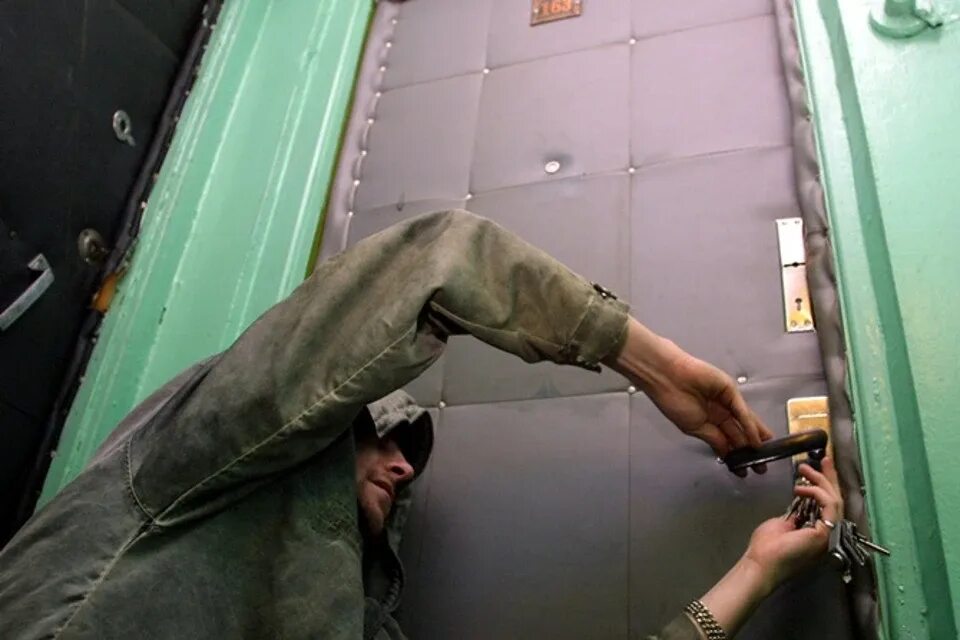 Открыть дверь участковому