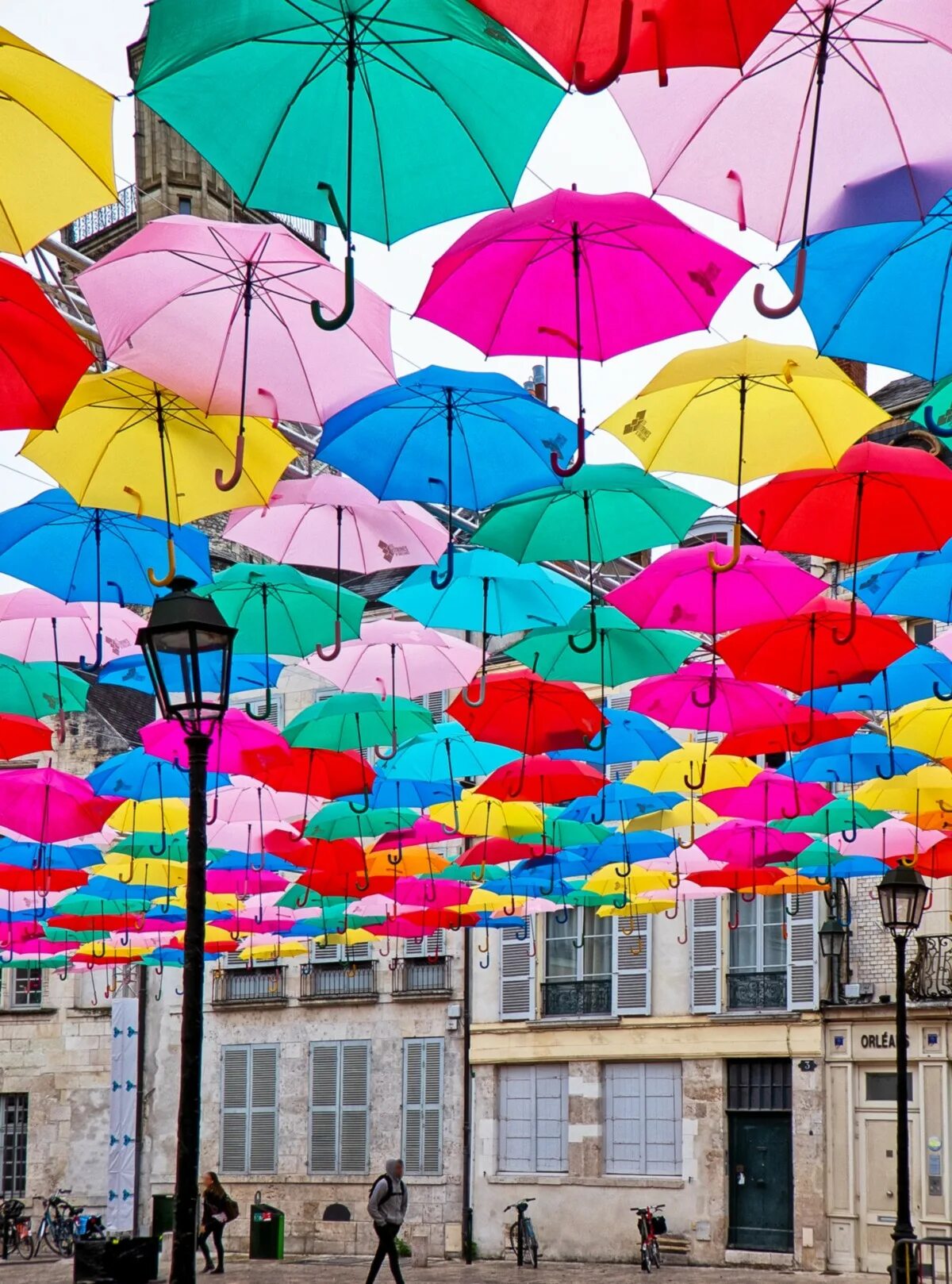 Зонтик небо. Разноцветные зонтики. Зонтики яркие. Дизайнерские зонты. Подвесные зонтики.