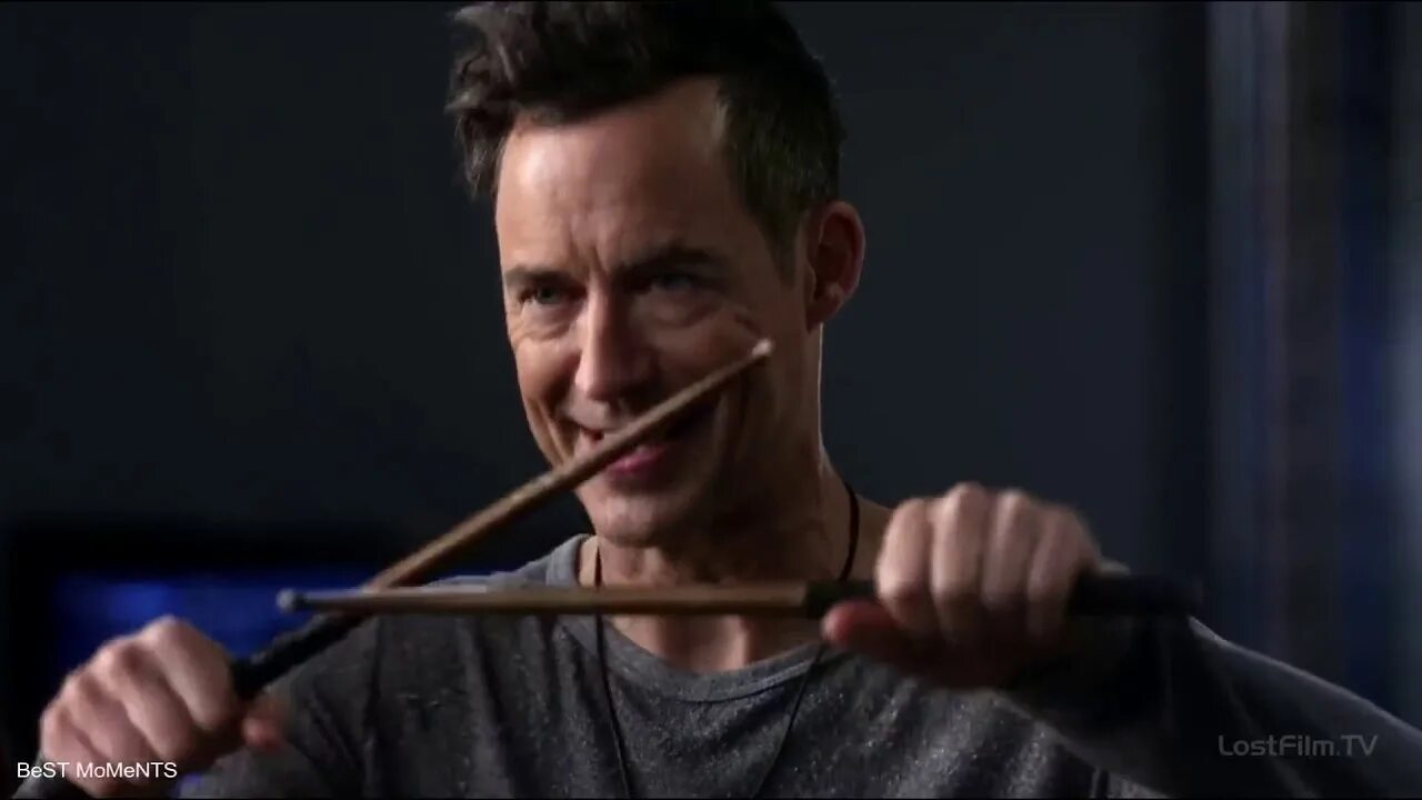 Well r. Харрисон кэвэно. Харрисон уэллс земля 19. Well r. Well r.